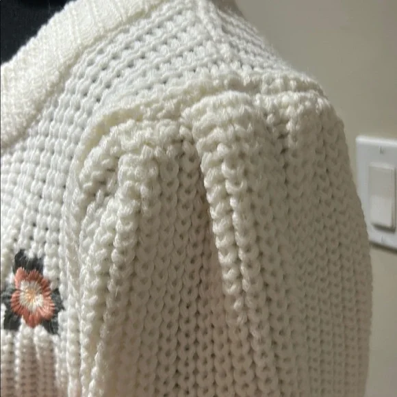 Suzy Shier White Crew Neck Sweater with Floral Embellishments - Picture 3 of 5